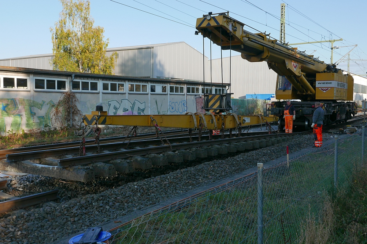 Weichenerneuerung in Konstanz-Petershausen - Gleisbauschienenkran (KRC 810 T) zieht das Gleisstck vor der zu erneuernden Weiche aus dem Schotterbett (15.10.2016).