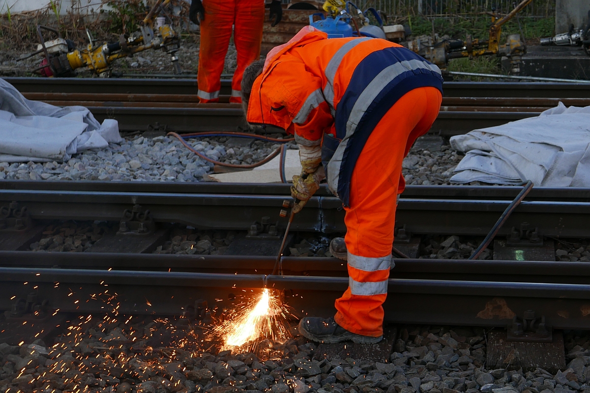Weichenerneuerung in Konstanz-Petershausen - Vorarbeit zum Ausbau der nächsten alten Weiche (15.10.2016).