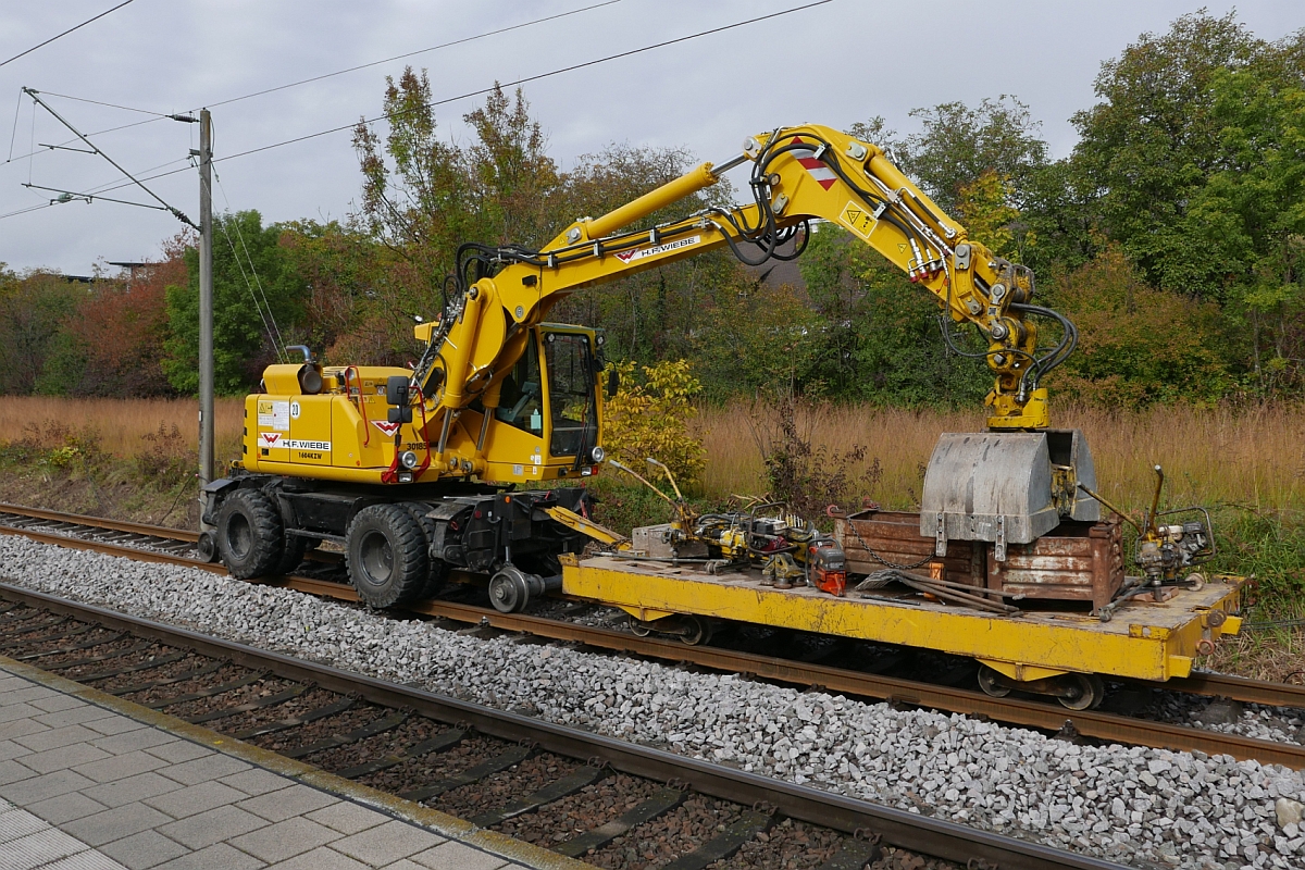 Weichenerneuerung in Konstanz-Petershausen - Zweiwegebagger ATLAS 1604KZW (D-HFW 99 80 9901 352-1) am 15.10.2016 in Konstanz-Frstenberg.