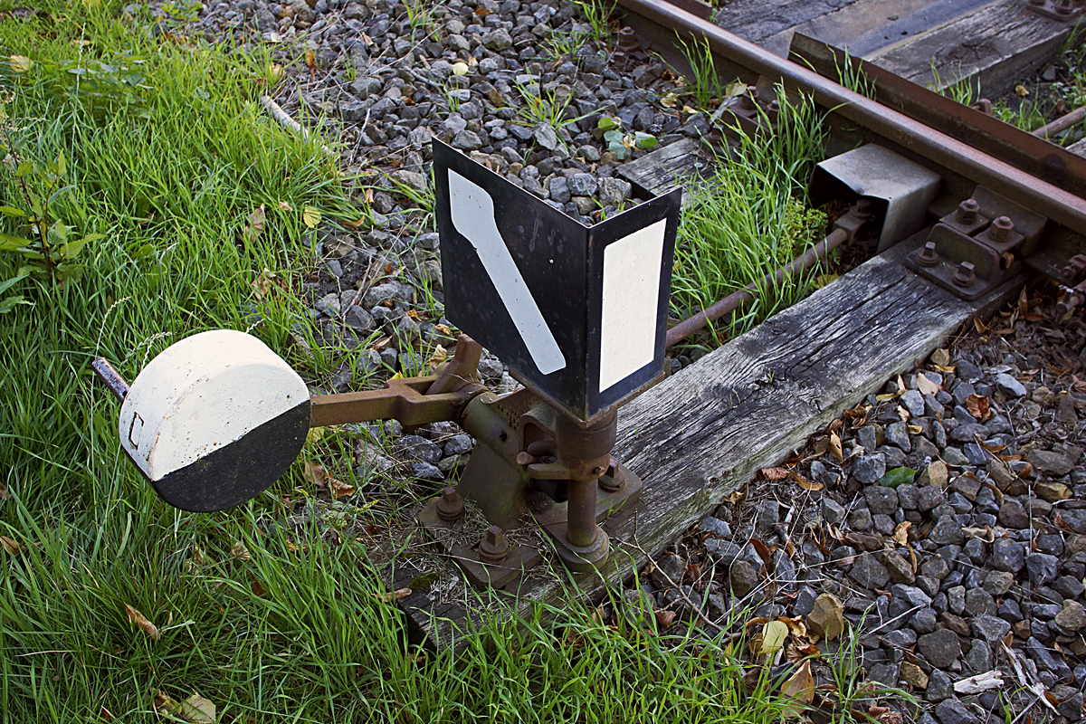 Weichenstellhebel und Weeichensignal in einfacher Ausführung als Winkelblech einer in der nördlichen Einfahrt des Bahnhofs Steinbergen (Rinteln-Stadthagener Eisenbahn) liegenden Weiche. 29.09.2013