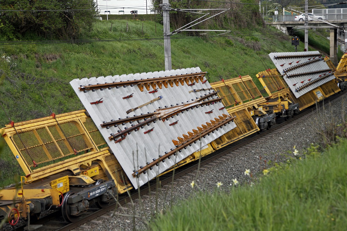 Weichentransportwagem im Güterzug bei Leoben am 18.04.2014.