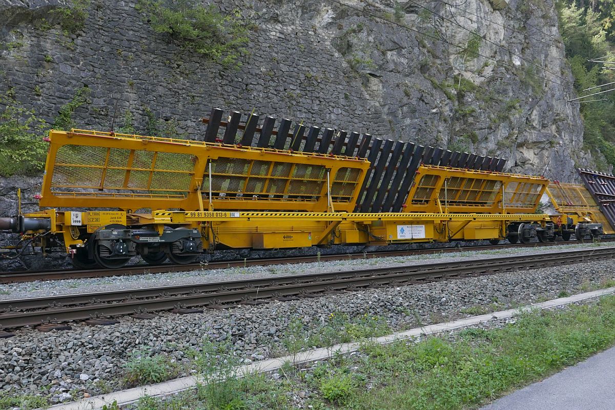 Weichentransportwagen 99 81 9358 013-6 abgestellt auf der wegen Bauarbeiten gesperrten Arlbergbahn in der Nähe des Bahnhofs Imst-Pitztal (18.08.2018).