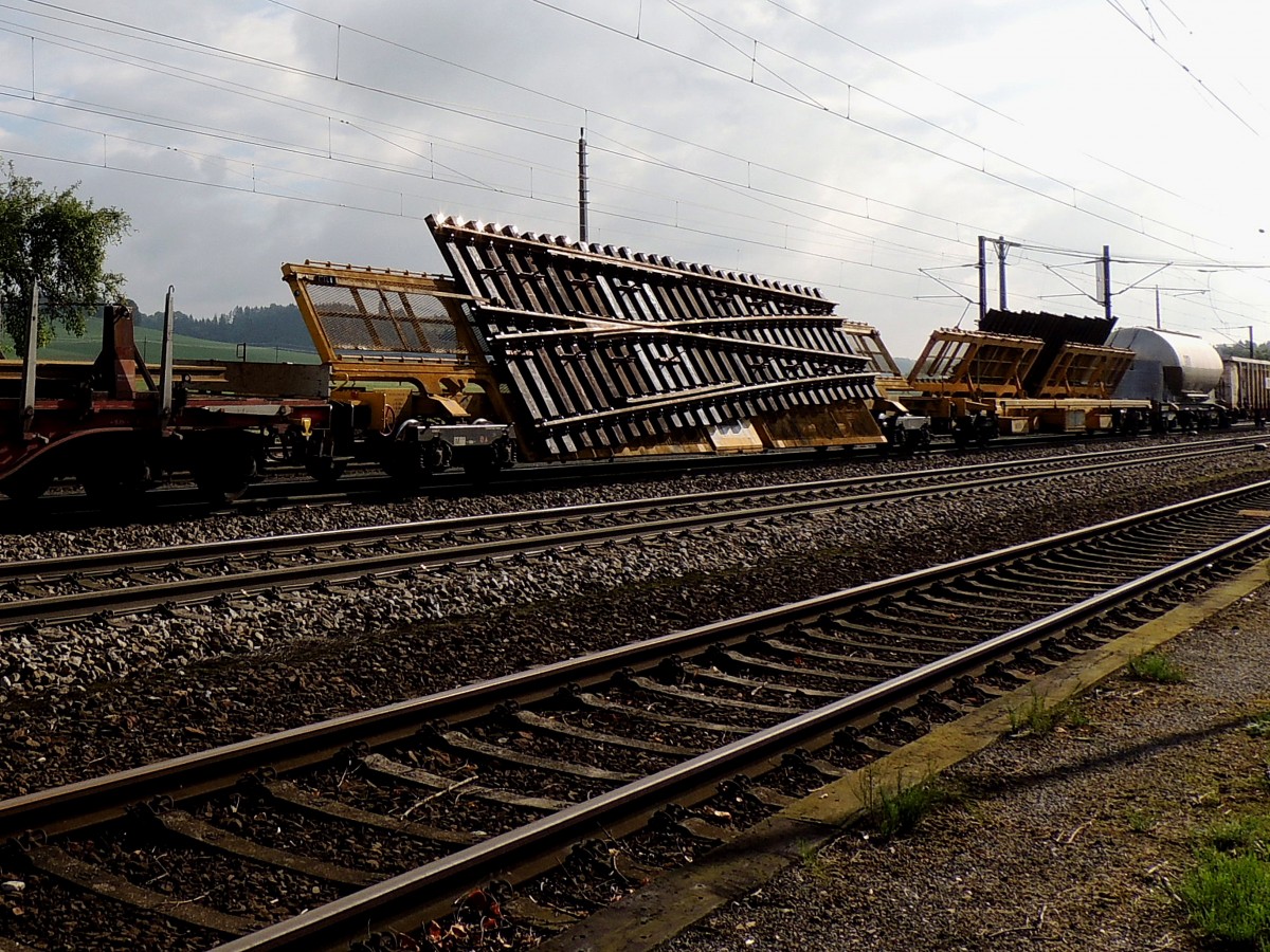 Weichentransportwagen, bei der Durchfahrt Bhf. Redl-Zipf in Richtung Salzurg; 150908