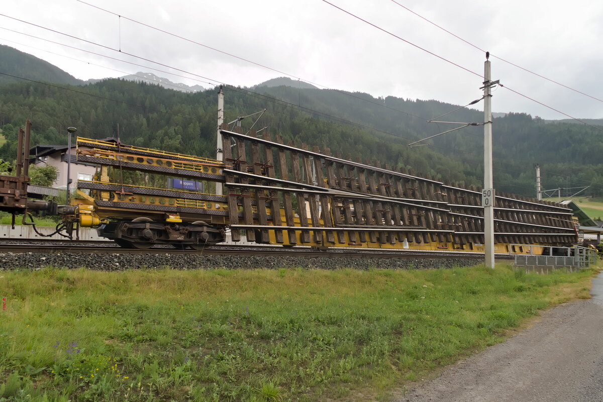 Weichentransportwagen WTW 40 von Swietelsky (UIC-Wagennr.: A-SWIE 99 81 9358 006-0) am Bahnhof Roppen zur Sanierung der Arlbergbahn. Aufgenommen 24.6.2021.