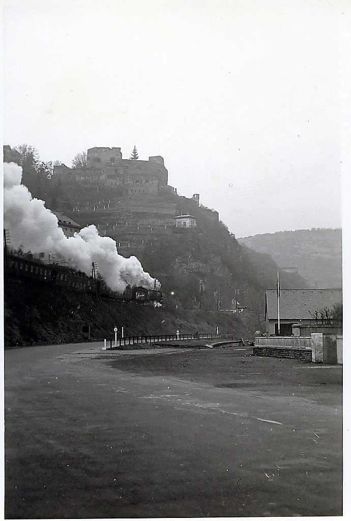 Weihnachten 1951 ist eine unbekannte Lok im Rheintal unterwegs (Foto-Scan). Direkt hinter der Lok sind zwei der damals neuen Doppelstockwagen eingereiht. Das Foto machte mein Vater auf der Hochzeitsreise meiner Eltern.