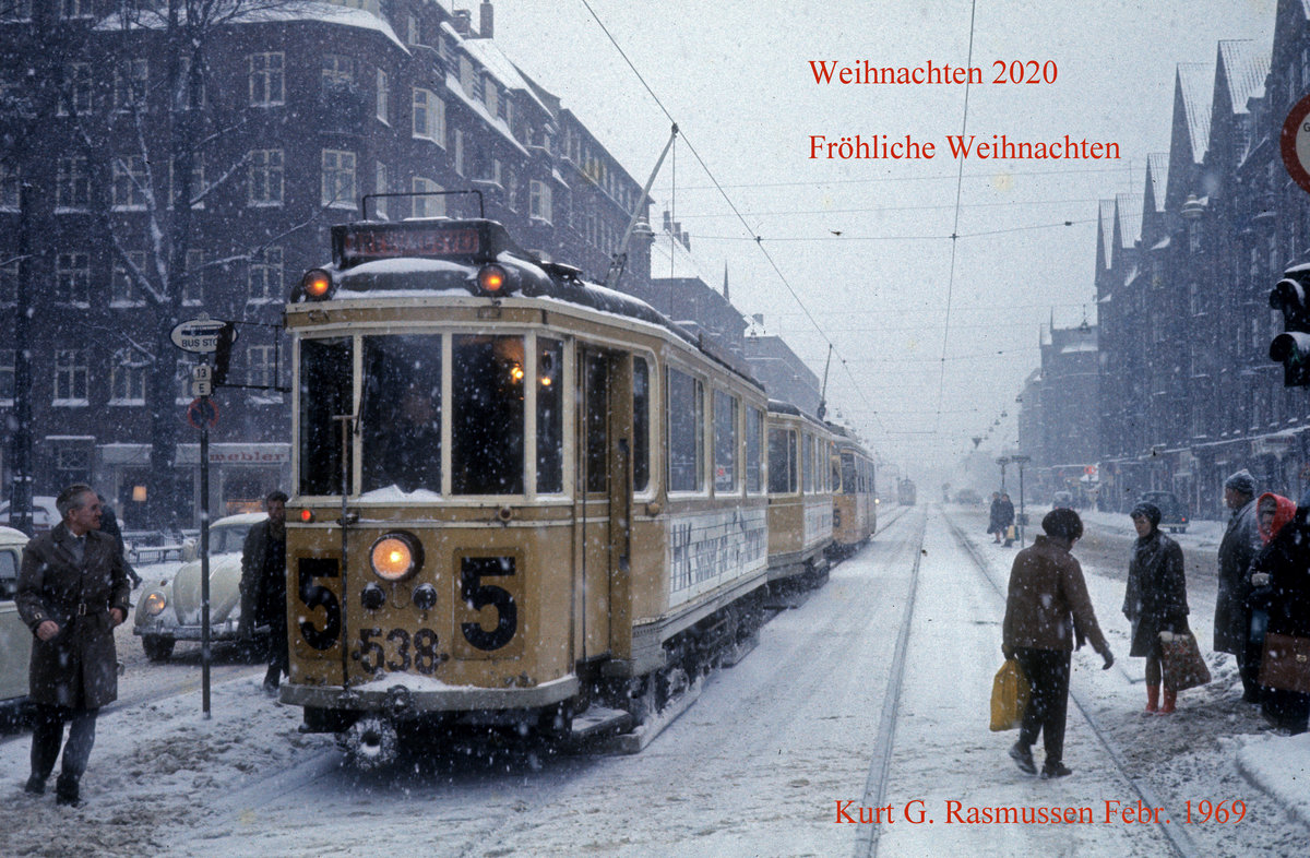 Weihnachten 2020: Mit vier alten Straßenbahnaufnahmen aus meiner Geburtsstadt Kopenhagen möchte ich allen, die Bahnbilder.de benutzen, fröhliche Weihnachten wünschen.
Bild 1: Københavns Sporveje SL 5 (Tw 538 + Bw 15**) København S, Amagerbro, Amager Boulevard / Amagerbrogade im Februar 1969.