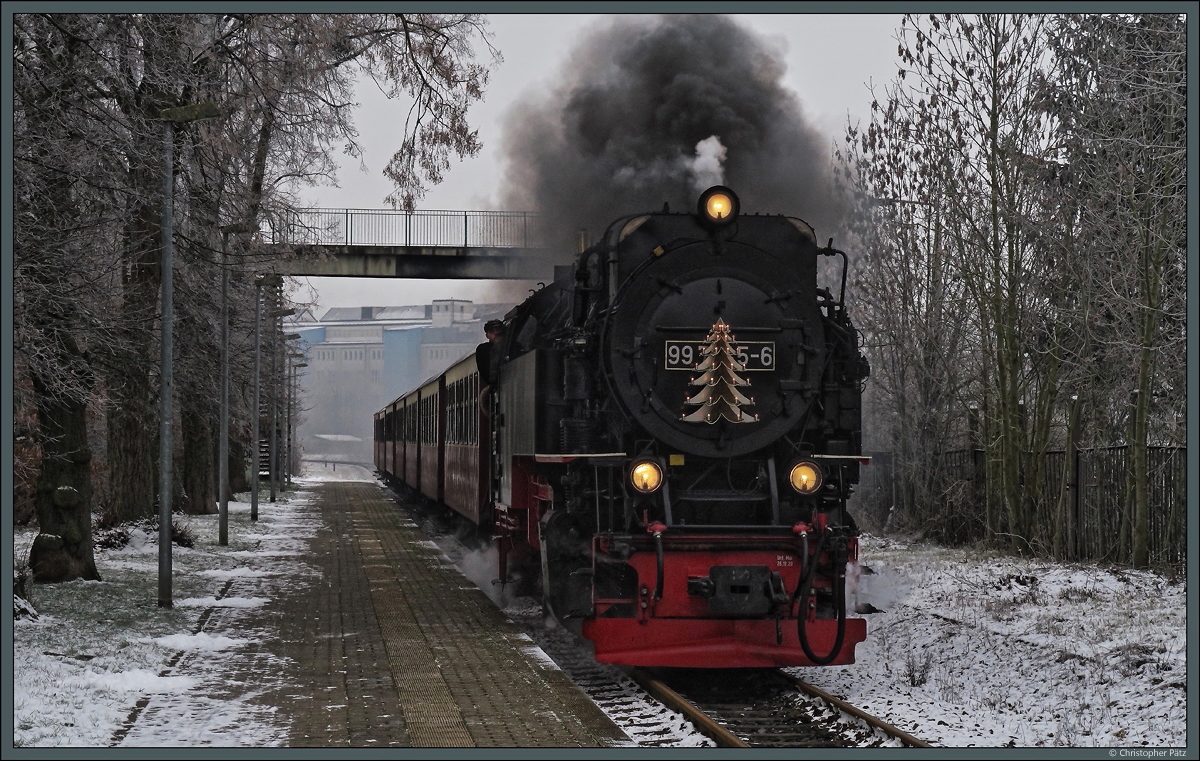 Weihnachtlich geschmückt erreicht 99 7245-6 mit dem Zug 8920 zum Brocken am 26.12.2021 Nordhausen-Altentor. 
