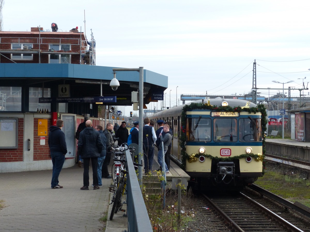 Weihnachts-S-Bahn Hamburg: Kleine Fahrtunterbrechung in Billwerder-Moorfleet wegen abgeschalteter Stromschiene - Kinder befanden sich im Gleisbereich. Die Bahnfans nutzen das für einen Plausch, andere Fahrgäste steigen teilweise auf den Linienbus um. 5.12.2015