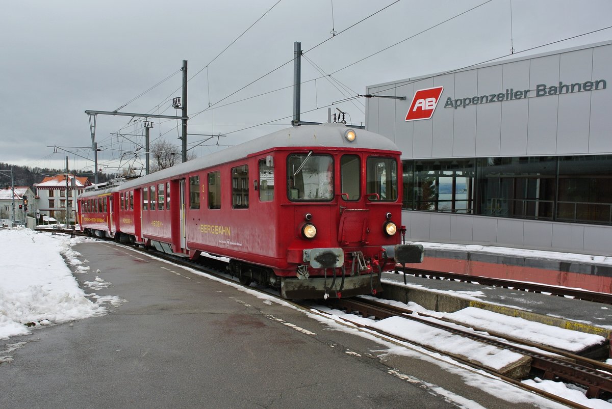 Weihnachtsmarkt in Wienacht-Tobel 2015: Jeweils am Tag des Weihnachtsmartes in Wienacht gibt es einen Grossansturm auf die RHB. Aus diesem Grund verkehren die Zge im 1/2 stunden Takt. Als Zusatzzug kommt der nur selten im Einsatz stehende Bt 31 und ein ABDeh (dieses Jahr der ABDe 2/4 Nr. 24) zum Einsatz. Im Bild erreicht der Pendel soeben Heiden, 29.11.2015.