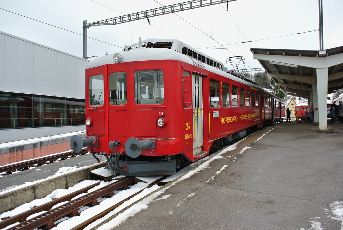 Weihnachtsmarkt in Wienacht-Tobel 2015: Jeweils am Tag des Weihnachtsmartes in Wienacht gibt es einen Grossansturm auf die RHB. Aus diesem Grund verkehren die Zge im 1/2 stunden Takt. Als Zusatzzug kommt der nur selten im Einsatz stehende Bt 31 und ein ABDeh (dieses Jahr der ABDe 2/4 Nr. 24) zum Einsatz. Heiden, 29.11.2015.