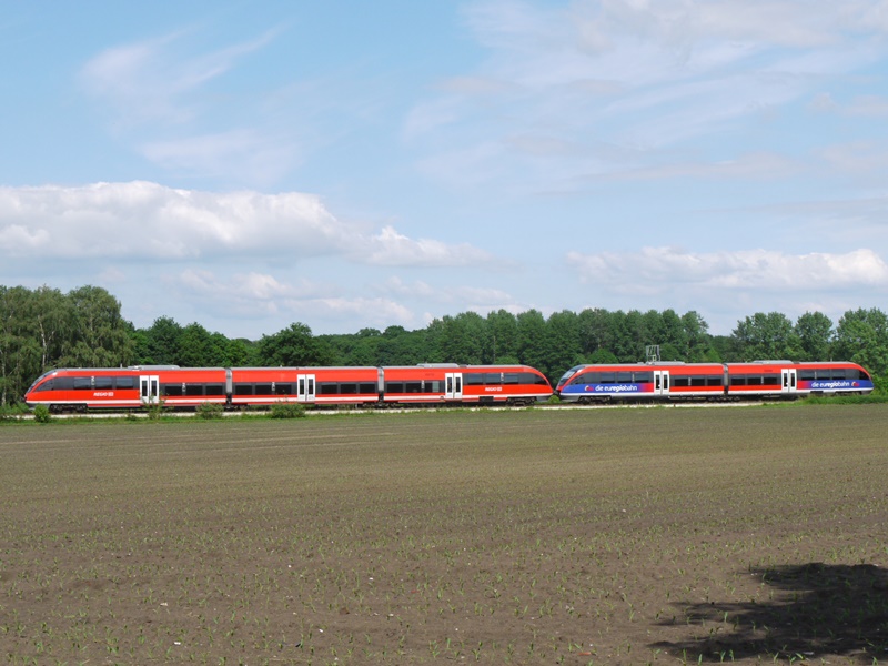 Weil auf der Strecke 3 VT643 wegen Bü Unfälle fehlen ist für ne kurze Zeit 2 VT 643.2 ausgeliehen bevor dann 3 umgebaute VT644 auf der RB 64 linie zum Einsatz kommen werden. Der 643 072 und 643 219 als RB14686 von Münster nach Gronau hier kurz vor dem Bf. Ochtrup. 03.06.2016