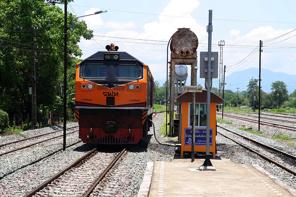 Weil das Betanken der GEA 4552 (Co'Co', de, General Electric, Bj.1995) an der Tankstelle am südlichem Bahnsteigende nicht möglich war, wurde der RAP 102 (Chiang Mai - Bangkok) kurzerhand abgespannt und die Lok am nördlichem Bahnsteigende betankt. Sila At Station am 19.Mai 2018.
