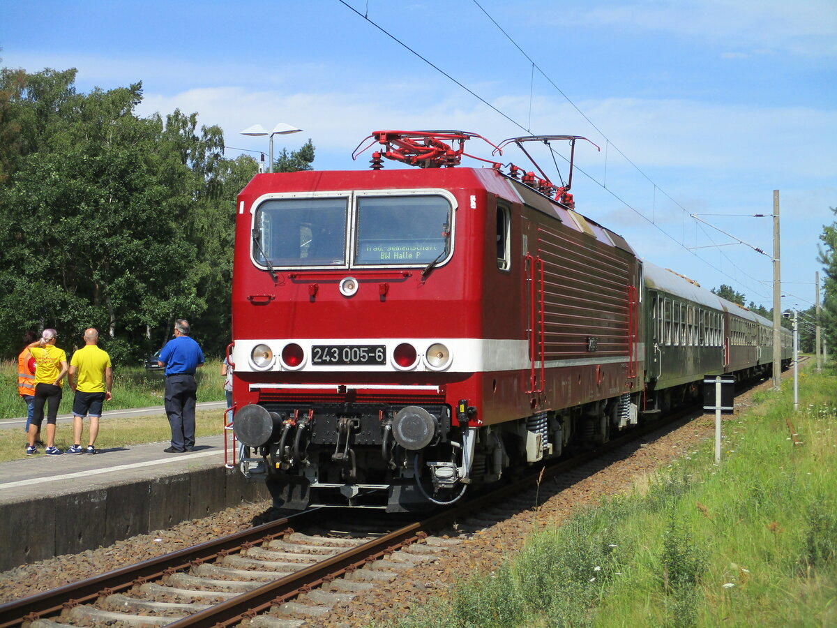 Weil in Binz alle Gleise besetzt waren,mußte die 143 005,mit dem Sonderzug Leipzig-Binz,am 30.Juli 2022,im Kreuzungsbahnhof Prora warten.