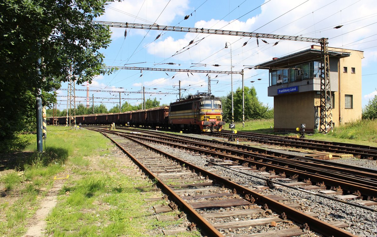 Weil die Brückenarbeiten bei Tršnice noch andauern, weden die Güterzügen über Františkovy Lázně nach Cheb umgeleitet. Hier 240 108-1 bei der Ausfahrt in Františkovy Lázně nach Cheb am 19.07.16.