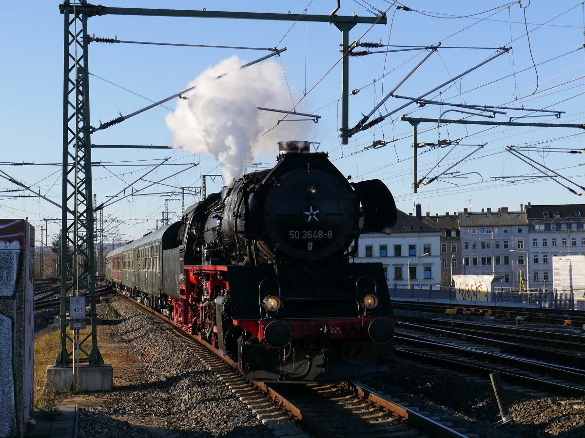 Weil die DB zum Fahrplanwechsel 13.12.2015 den Verkehr auf der Strecke Dresden - Döbeln - Leipzig einstellt, hat die IG Damplok Nossen eine Abschiedsfahrt veranstaltet. Die Chemnitzer 50 3648 mit dem Sonderzug bei Einfahrt in Dresden-Neustadt, 06.12.2015
