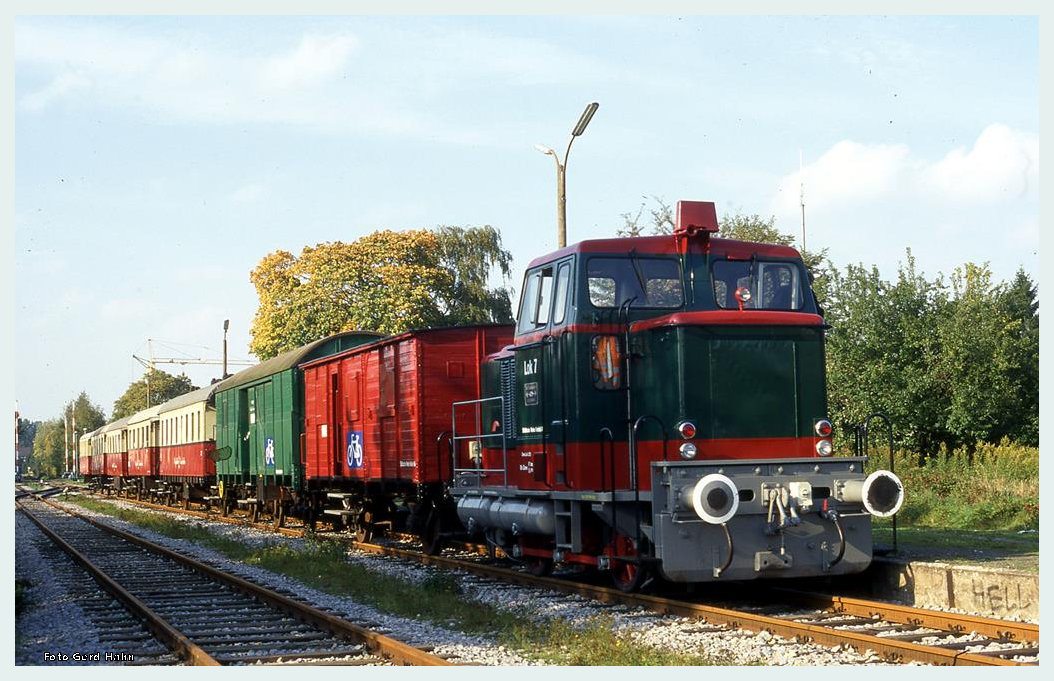 Weil die eigene Dampflok nicht verfügbar war, musste am 3.10.1996 die geplante SCHLUFF Fahrt mit einer Ersatzlok durchgeführt werden. Wir sehen hier die Jung Lok 7 der Stadtwerke Krefeld mit dem  Schluff  abfahrbereit im Bahnhof Hüls.