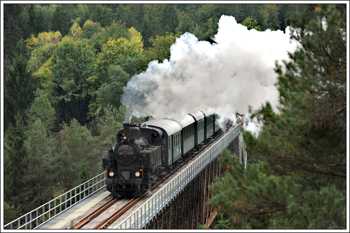 Weil es so schön war, noch eine Version. 93.1332 der NBiK bei der Querung des 239 Meter langen Rosenbach-Viadukt am 9.10.2021.