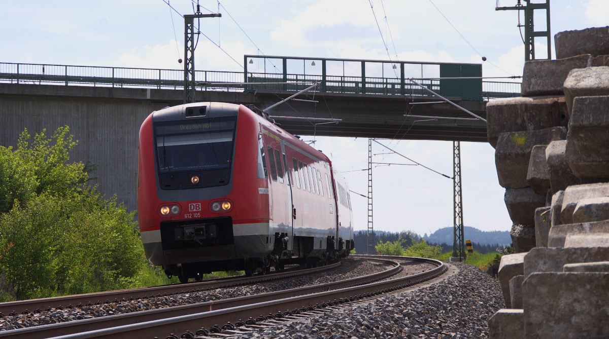 Weil die Fahrzeiten auf die 143er mit Dosto Wendezügen ausgelegt sind, brauchen 612 105 und 612 129 als RE Hof - Dresden nicht durch das Vogtland zu wackeln. Die meisten Fahrgäste werden sich wohl darüber freuen. Das Gespann wird gleich den Bahnhof Schönberg/Vogtland durchfahren, der nächste Planhalt wird in Plauen oberer Bahnhof sein. 18.05.2015 Bahnstrecke 6362 Leipzig - Hof an der Feldwegbrücke (!!!) zwischen Kornbach und Mühltroff.