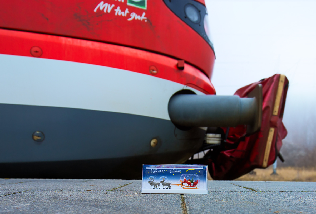 Weil für die Rentiere des Weihnachtsmanns weder Flug-noch Schlittenwetter herrscht, nehmen sie den farblich passend RE 9 von Sassnitz nach Stralsund. - 22.12.2016 - Dekoartikel „Weihnachtsschlitten mit 4 Rentieren“ in H0 von Preiser.
