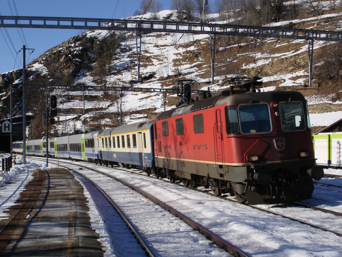 Weil die Lötschberger-Züge von Bombardier mit Verspätung geliefert wurden, musste die BLS während einiger Monate bunt  zusammengewürfelte  Züge als Ersatz-RE Bern-Spiez-Brig einsetzen ( Sahlenweidli-Pendel ). Hier zu sehen eine solche Komposition mit der gemieteten SBB-Re 4/4 II 11251, einem A EW I (mit Schletztüren!), zwei B Jumbo sowie dem BDt EW II 913 (ehemals SBB-BDt 938) am 18. Dezember 2007 bei der Einfahrt in Ausserberg.