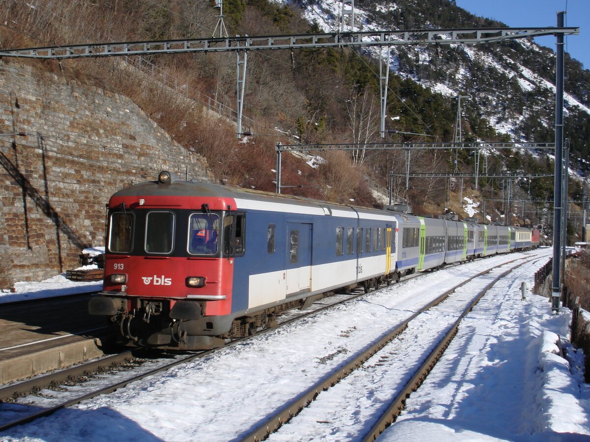 Weil die Lötschberger-Züge von Bombardier mit Verspätung geliefert wurden, musste die BLS während einiger Monate bunt  zusammengewürfelte  Züge als Ersatz-RE Bern-Spiez-Brig einsetzen ( Sahlenweidli-Pendel ). Hier zu sehen eine solche Komposition mit dem BDt EW II 913 (ehemals SBB-BDt 938), zwei B Jumbo, einem A EW I sowie der gemieteten SBB-Re 4/4 II 11251 am 21. Dezember 2007 bei der Einfahrt in Hohtenn.