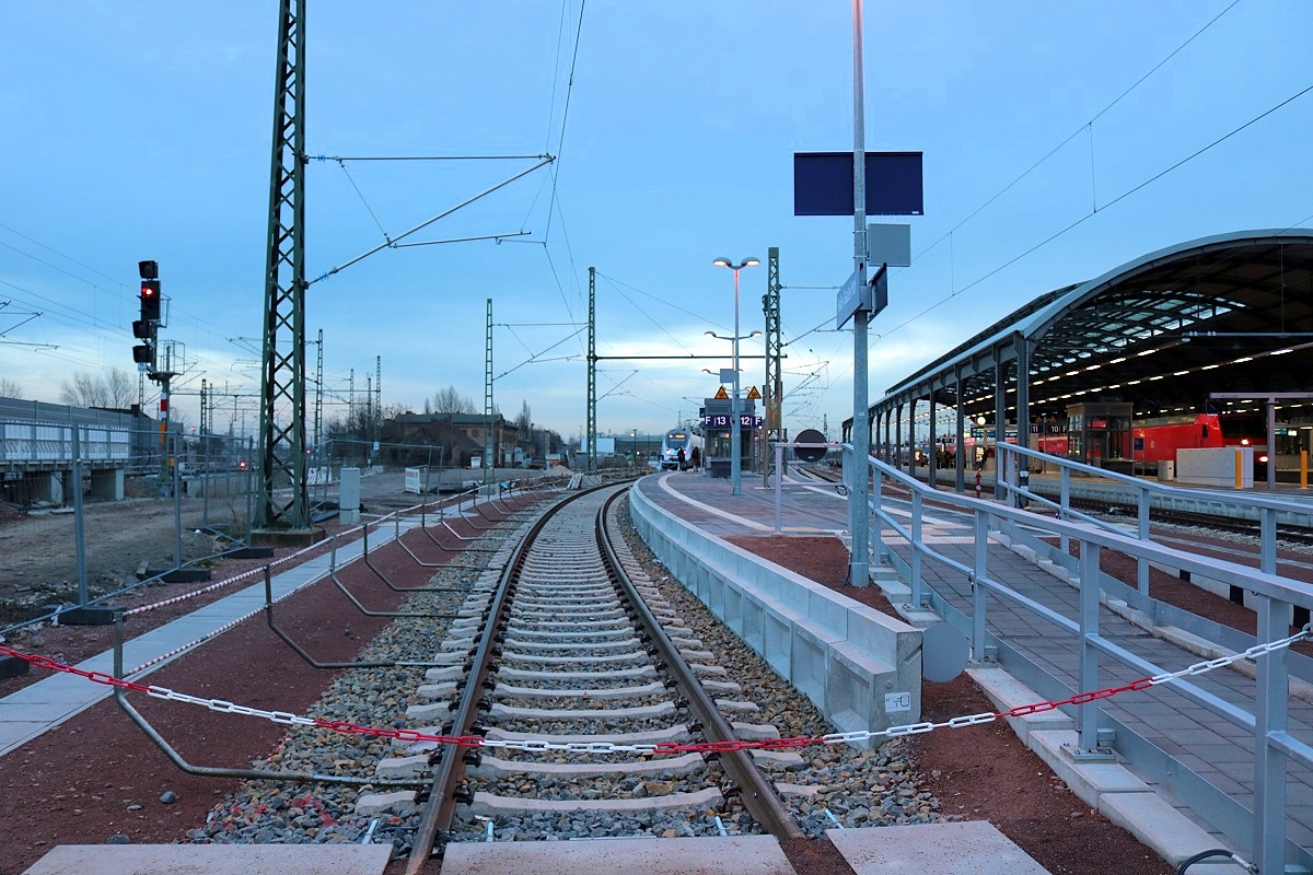 Weil nach wie vor Halle(Saale)Hbf Gl. 13a, der Interimsbahnsteig während der Umbauarbeiten in Halle(Saale)Hbf im Rahmen der VDE 8, erreicht werden muss, befindet sich aufgrund des Zugangs vorerst ein Prellbock auf Gleis 13. [27.12.2017 | 16:05 Uhr]