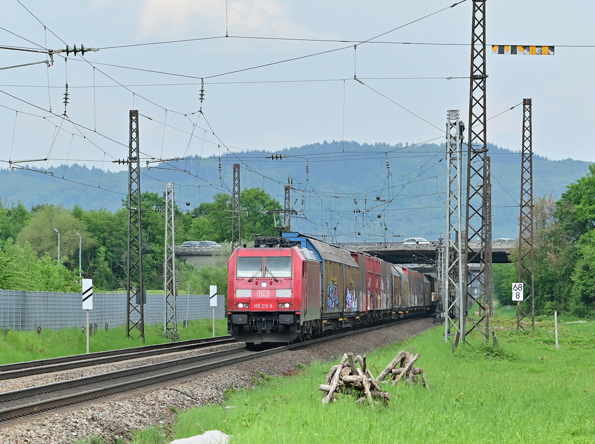 Weil der RB67/RB68 unterwegs war wurde die 185 212-8 im Gegengleisbetrieb gen Süden geschickt. Heddesheim/Hirschberg am 3.5.2022