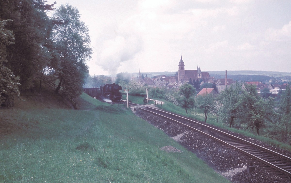 Weil der Stadt, Zeitraum zw.1966 und 1968. BR50 mit Wannentender in Richtung Schafhausen. Ein spontanes Bild des Fotografen aus Weil der Stadt. Für diese Strecke (WeilderStadt-Calw) eine historische Aufnahme. 