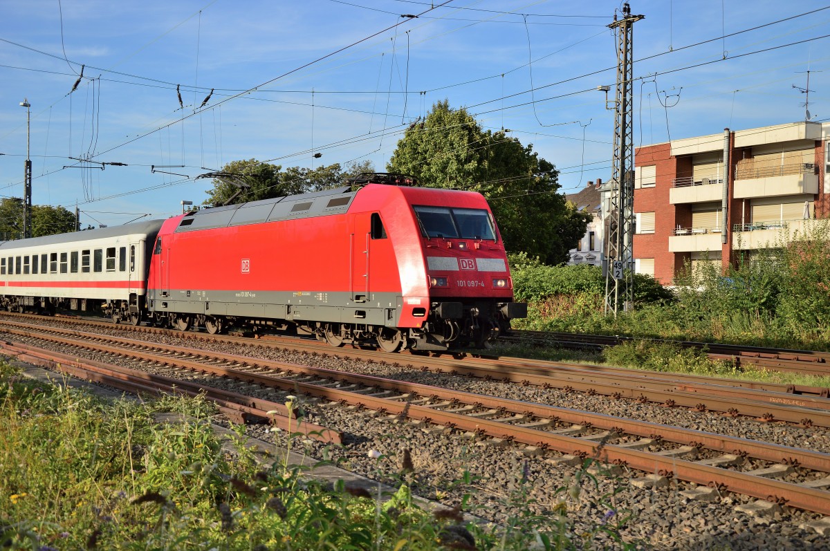 Weil die Strecke zwischen Düren und Aachen noch immer gesperrt ist, endet der IC 2223 in Rheydt Hbf und so fährt der Zug über Grevenbroich ins Depot nach Köln.
Am 6.8.2015 ist die 101 097-4 das Zugpferd an der Spitze.