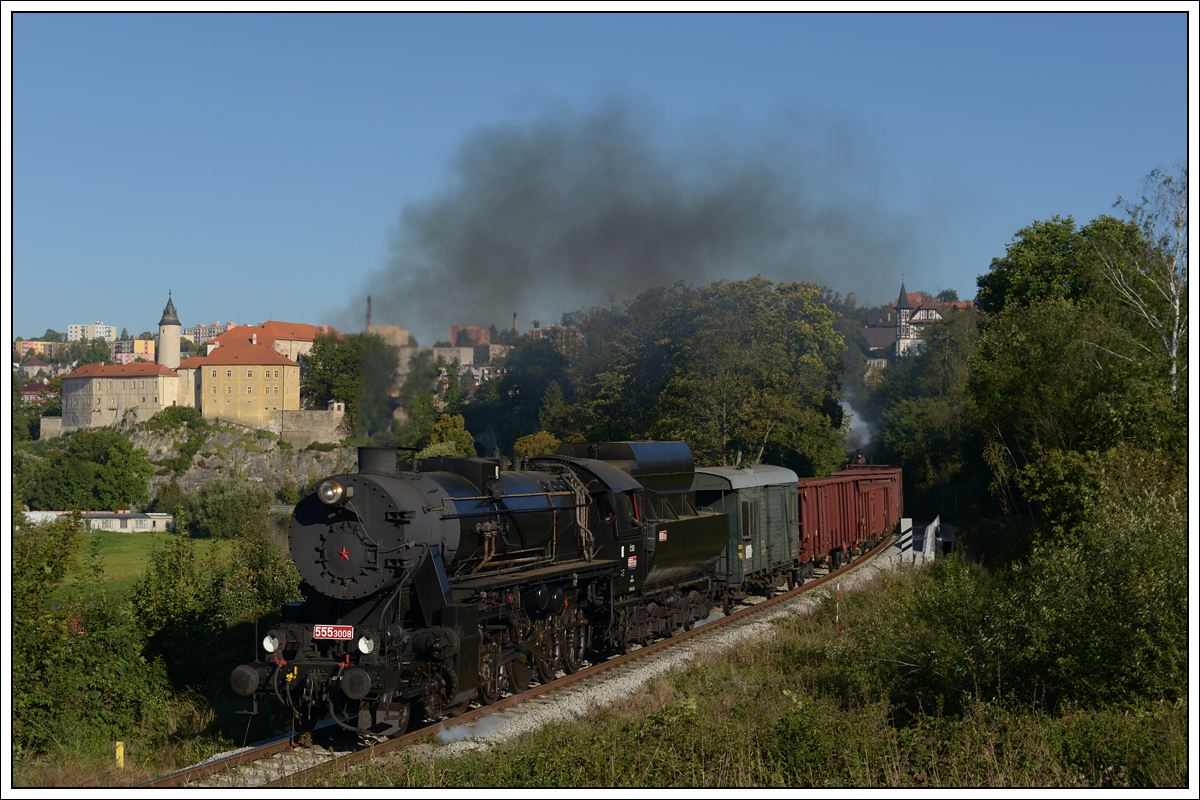 Weil zwei Maschinen an der Spitze für einige Brücken im Sazavatal zu schwer waren, kam 555 0153 in Zruč nad Sázavou an das Zugende. Die Aufnahme zeigt den Fotosonderzug Pn 90050 von Benešov u Prahy nach Světlá nad Sázavou mit 555 3008 an der Spitze kurz nach der Ausfahrt aus dem Bahnhof Ledeč nad Sázavou.