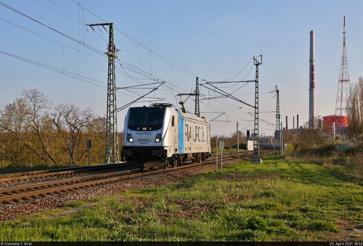 Weil zwei Minuten zuvor erst die 193 724-2 kam, befährt 187 313-2, ebenfalls als Tfzf, das Gegengleis an der Leipziger Chaussee (B 6) in Halle (Saale) in nördlicher Richtung.

🧰 Railpool GmbH, vermietet an die HSL Logistik GmbH (HSL)
🕓 23.4.2021 | 18:52 Uhr