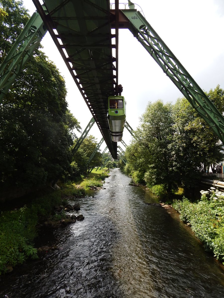 Weils so faszinierend ist: nochmal eine Impression vom 29.6.2014- WUPPER-SCHWEBEBAHN-
WUPPERTAL.Genial,wie man an einer solchen Konstruktion im schaukelnden Waggon
über Wupper,Straßenkreuzungen und Plätze quer durch die Stadt schwebt....