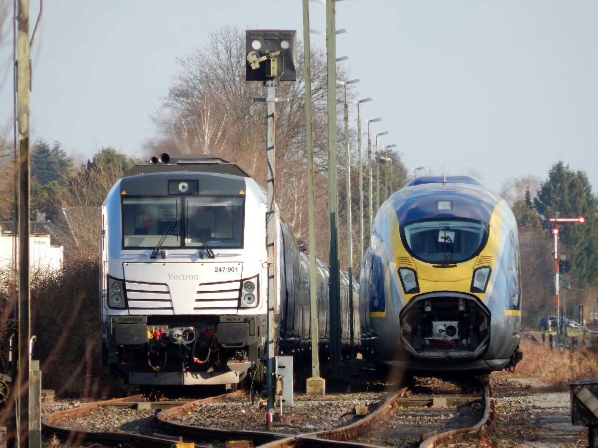 Weils so schön war nochmal als Nahaufnahme. Links steht 247 901 von Prüfcenter Wegberg mit einen Eurostar Velaro am Haken. Daneben steht Eurostar Velaro 4006.

Mönchengladbach Rheindahlen 17.01.2015