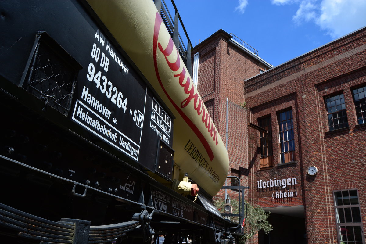 Weinbrennerei Dujardin. Die ehemalige Weinbrennerei Dujardin ist heute ein Museum und ein Kesselwagen deutet bis heute auf die Bedeutung der Eisenbahn für das Unternehmen hin. Damals wurde der Wein auch über die Schiene transportiert.

Krefeld Uerdingen 21.06.2019