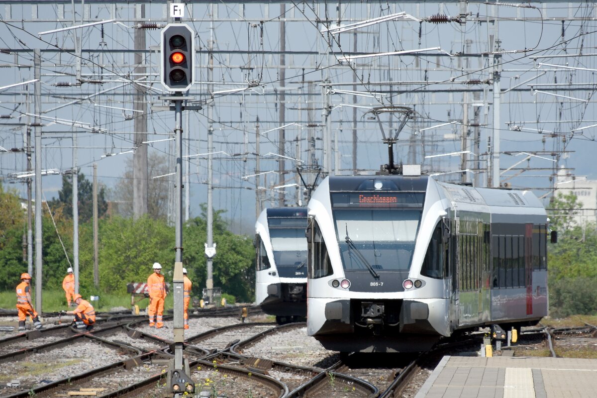 WEINFELDEN (Kanton Thurgau), 04.05.2023, 805-7 als S44 (Linie der S-Bahn St. Gallen und Bestandteil der Bodensee-S-Bahn) von Konstanz fährt im Zielbahnhof Weinfelden auf ein Abstellgleis