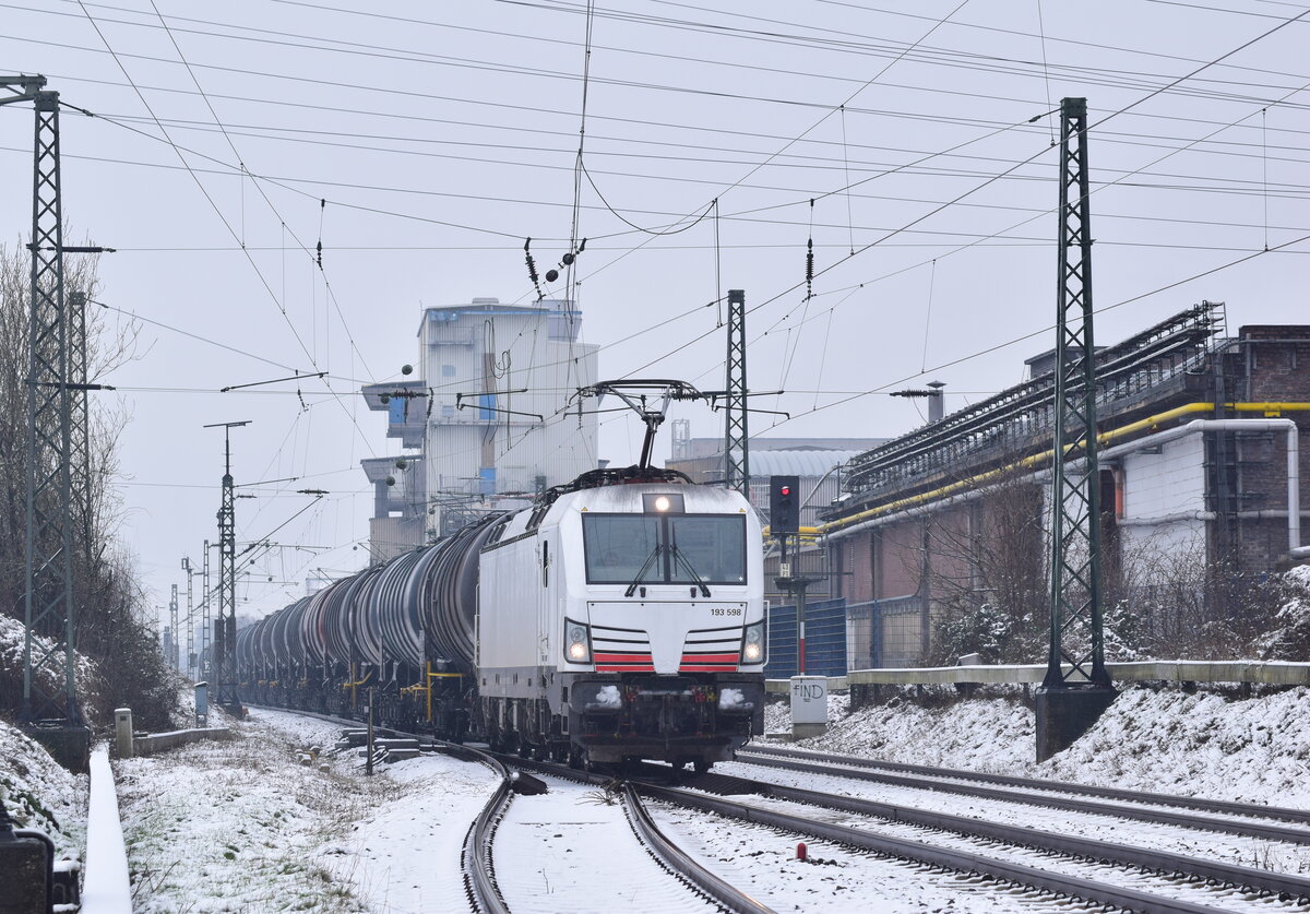 Weiß in weiß rauscht 193 598 in schneeweiß mit einem Kesselwagenzug durch Erftwerk in Richtung Grevenbroich.

Grevenbroich 08.03.2023