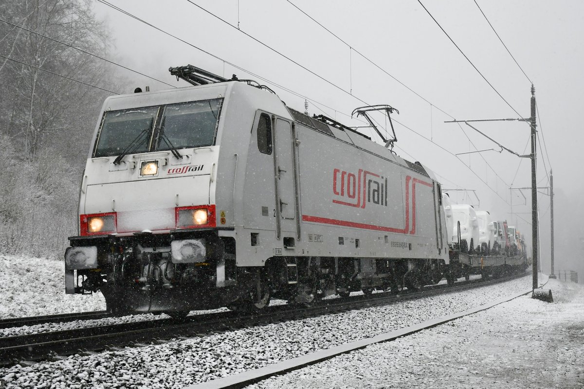 Weisse Lok im Schnee: Crossrail 186 905 auf dem Weg Richtung Basel am 27.02.2020, aufgenommen bei Schinznach-Dorf.