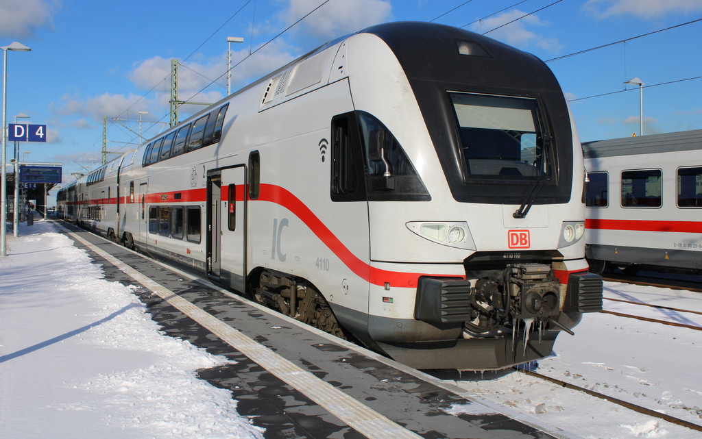 weißer Zug im Schnee: 4110 110-2 als IC 2271(Warnemünde-Dresden)kurz vor der Ausfahrt in Warnemünde.12.02.2021
