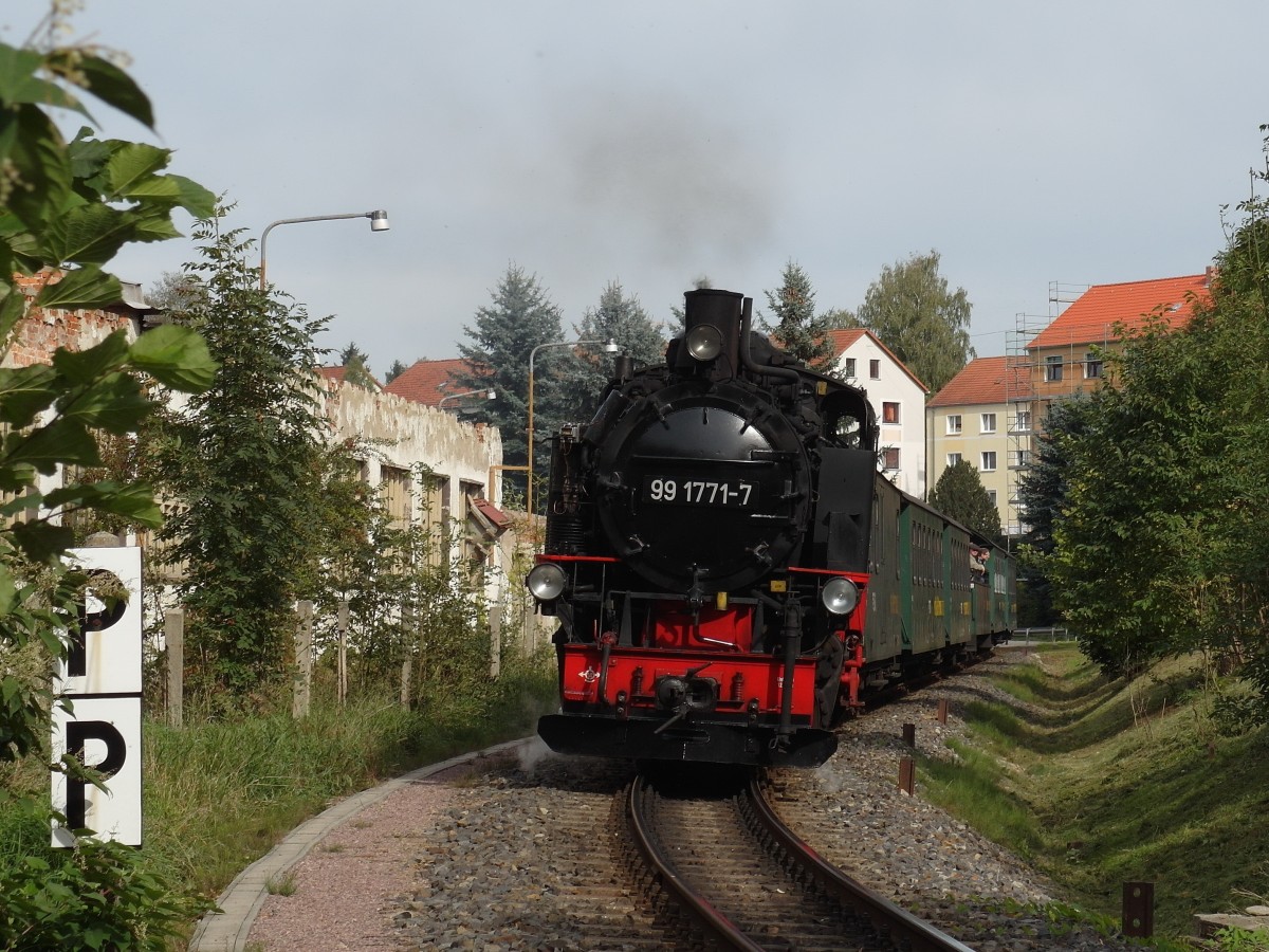 Weißeritztalbahn mit 99 1771-7 (DR 99 771; DB 099 736-1), die erste der Neubau VII K -Loks, von Freital-Hainsberg am Ortseingang Dippoldiswalde; 24.09.2014
