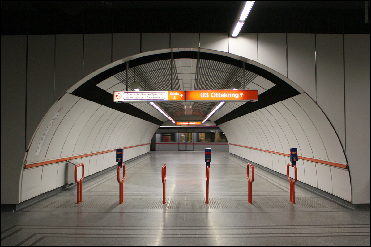 Weit auseinander -

... sind die beiden Bahnsteigröhren in der Wiener U3-Station Schwegler Straße. Aber nicht so weit wie am Münchner Marienplatz der dortigen U-Bahnstation.

10.10.2016 (M)
