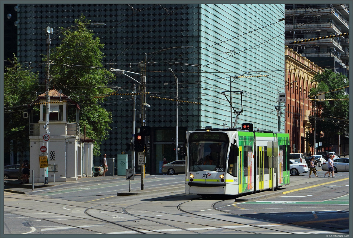 Weit gereist sind die Combino-Triebwagen von Siemens: Wagen 3521, einer von 38 dreiteiligen Combinos in Melbourne, ist auf der Linie 16 im Einsatz. An der Swanston street passiert das dort als D-Class bezeichnete Fahrzeug das <a href= https://vhd.heritagecouncil.vic.gov.au/places/5324/download-report >denkmalgeschützte Straßenbahn-Stellwerk</a> (links). Das Stellwerk wurde 1928 errichtet und war bis 1991 in Betrieb. Heute ist es das einzige erhaltene Straßenbahn-Stellwerk Australiens.
(Melbourne, 29.12.2019)