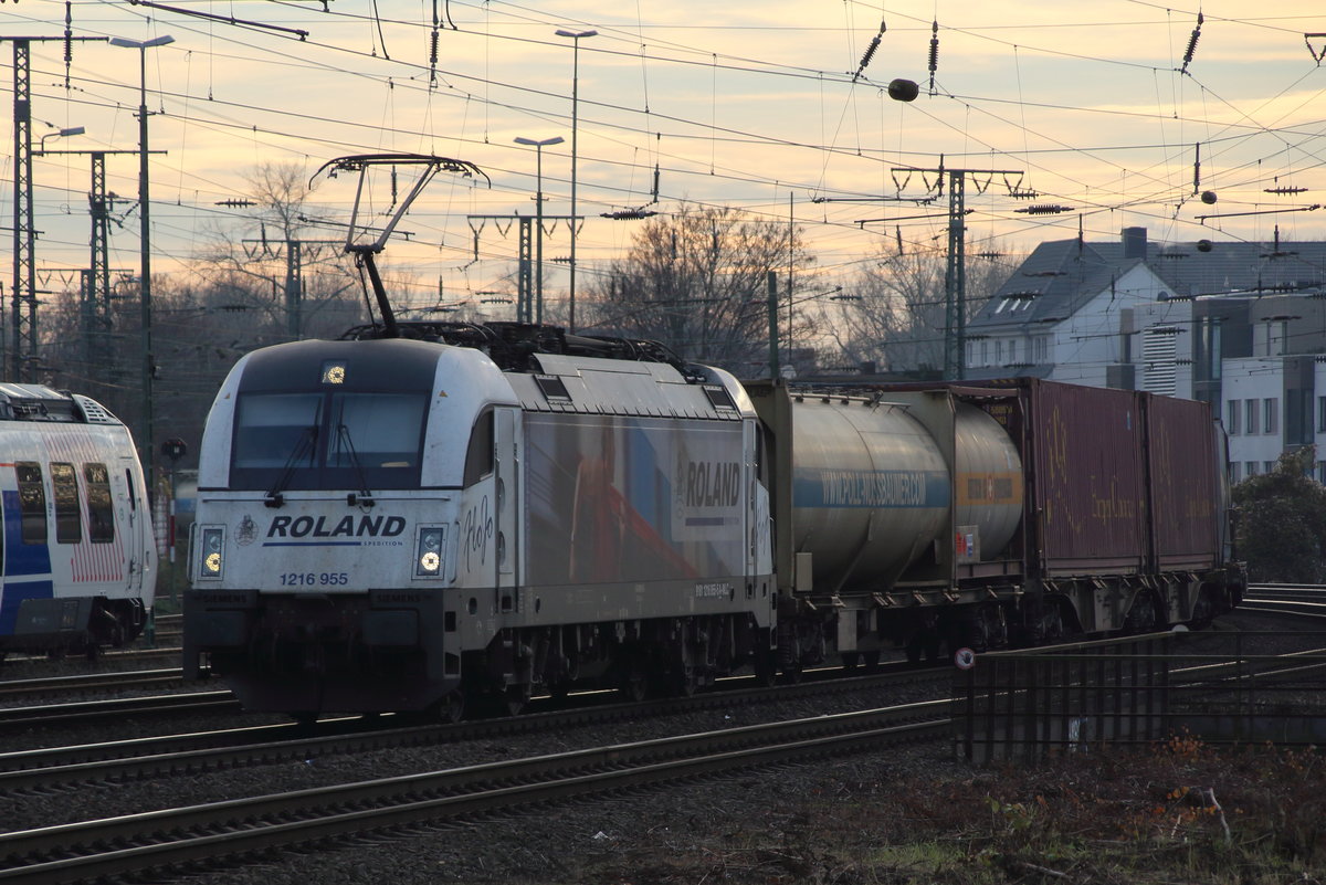 Weit weg von ihrer Heimat befindet sich 1216 955 der Wiener Lokalbahn. Hier durchfährt sie von Süden kommend den Bahnhof Köln West.

Köln West, 07. Dezember 2016