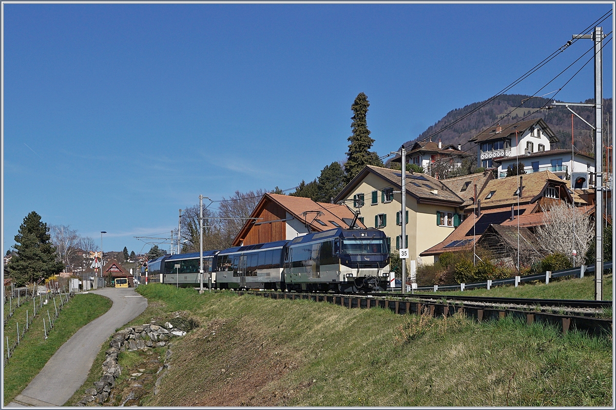 Weit weniger in der Sonne als gedacht zeig sich die MOB Ge 4/4 8001 mit ihrem MOB Panoramic Express PE 2115 bei Planchamp auf der Fahrt von Zweisimmen nach Montreux.

15. März 2020