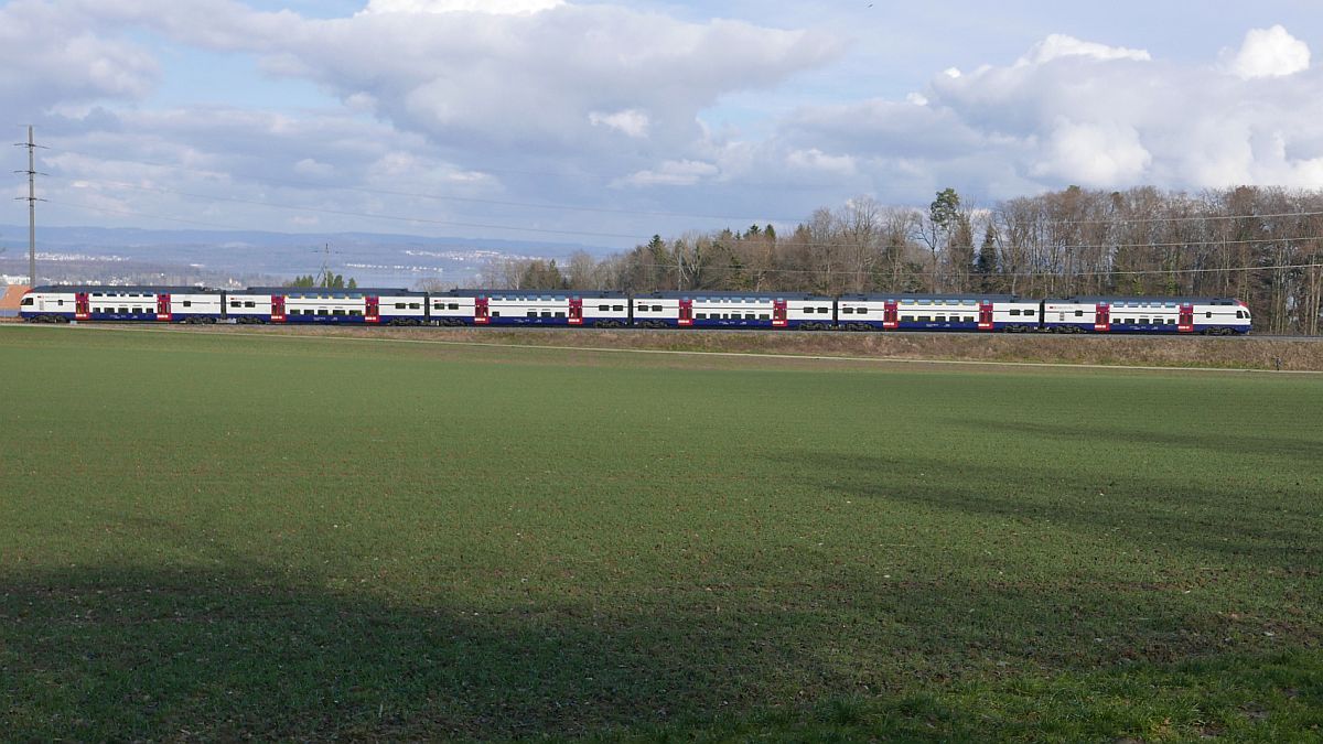 Weitblick 2018 - Kurz nach dem Bahnhof Lengwil fährt am 14.02. IR 2119, Zürich - Konstanz, den Seerücken hinunter.