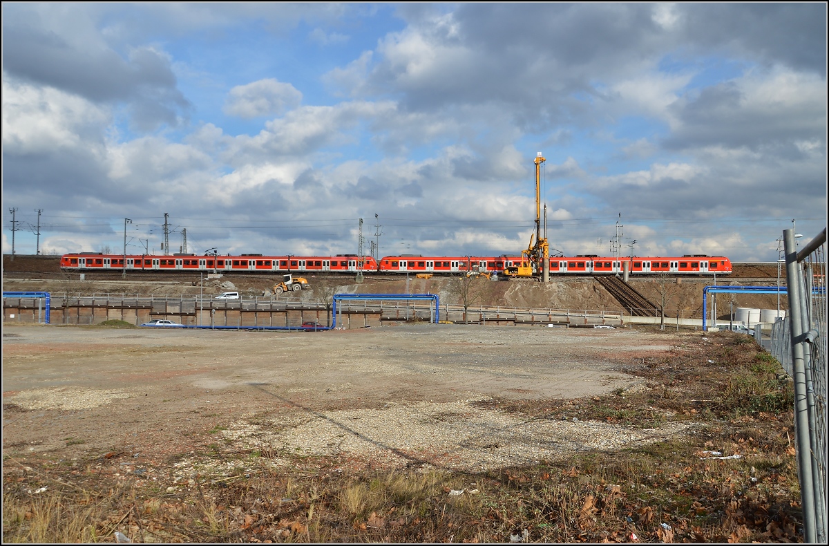 Weite Flächen und gute Sicht ermöglicht die S21-Baustelle. Zwei 423er verlassen Stuttgart Richtung Zuffenhausen. Februar 2016.