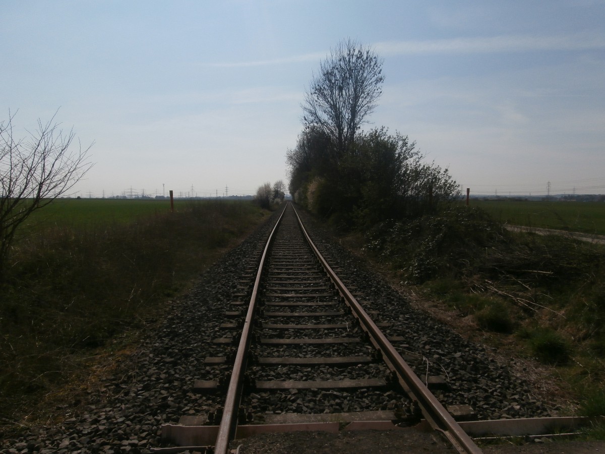Weiter auf dem Anschlussgleis zum Umspannwerk Brauweiler. Hier auf einem Bahnübergang in Richtung Brauweiler in den Feldwegen bei Pulheim.
Pulheim 29.03.2014