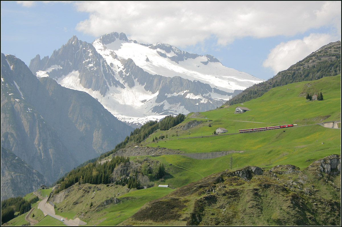 Weiter oben wird der Hang flacher -

Nochmals der selbe Zug jetzt zwischen der zweiten und dritten Kehre. Unten rechts im Bild kann man die Positionen an denen der Zug an den beiden vorangegangen Bilder zu sehen war erkennen und besser in den Gesamtzusammenhang einordnen.

Mit meinem Objektiv konnte ich die Züge in ihren jeweiligen Positionen nicht so herholen wie Jonas, mir blieb dann mehr die Zuständigkeit für die Übersicht.

23.05.2008 (M)