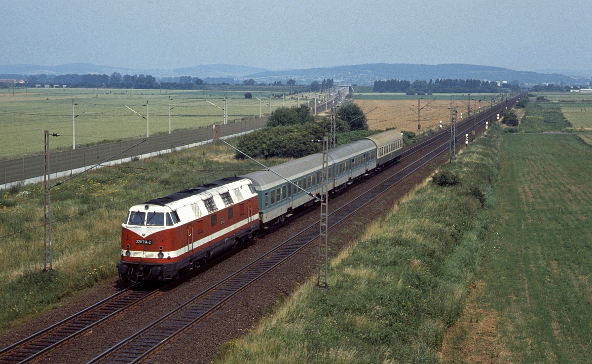 Weitere Abwechslung auf der Nord-Süd-Strecke zwischen Northeim und Göttingen boten die von Nordhausen nach Göttingen mit DR 228 bespanten Eilzüge (228 714, 3.7.1993).