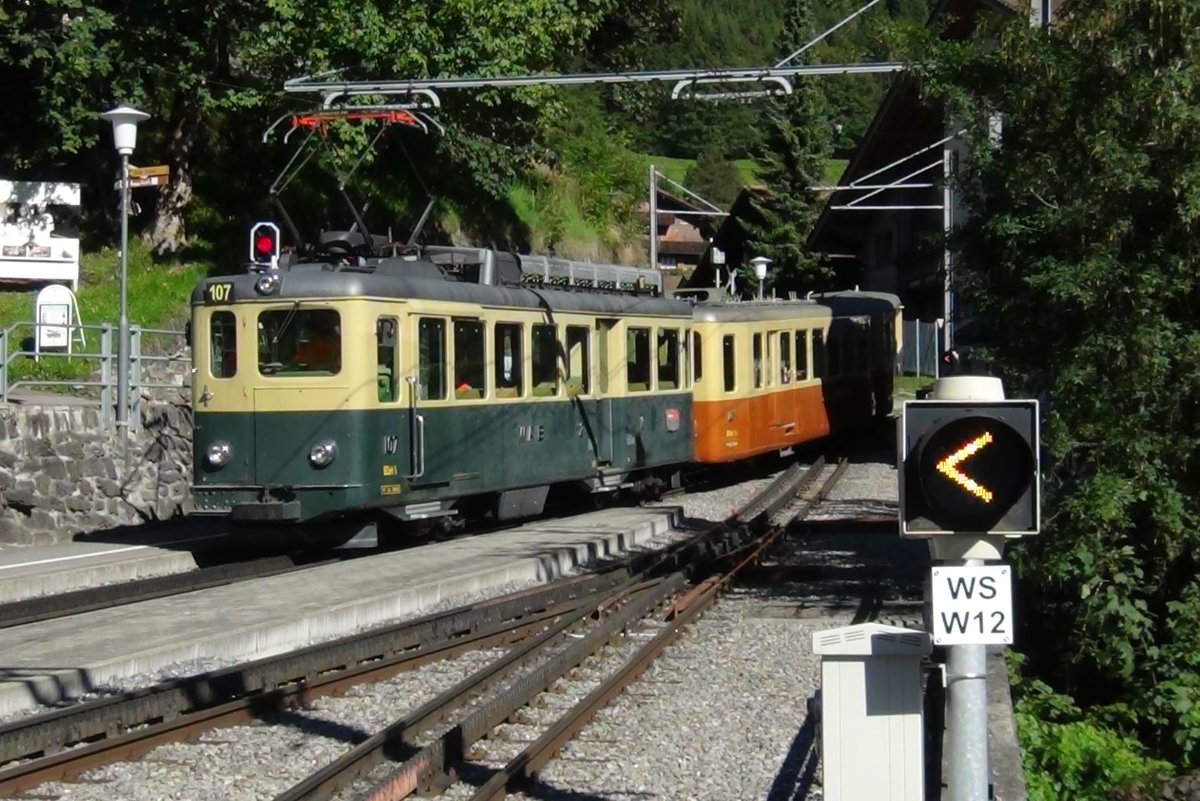 Weitere Bilder zum Abschied der JB BDhe 2/4 201 und Bt 25 am 22.8.2016: Einfahrt des Leichenzugs in Wengen, kurz nach 17 Uhr.