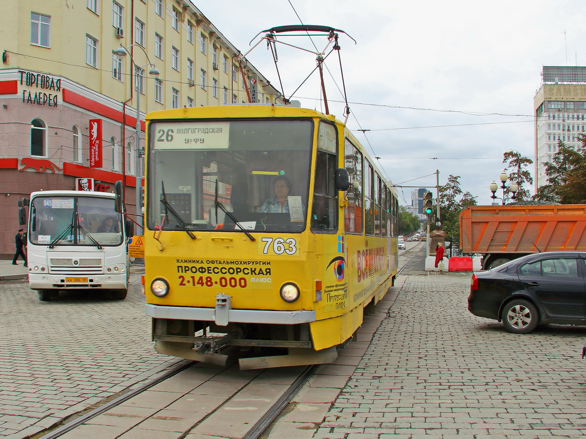 Weitere Straßenbahn der Linie 26 im Stadtzentrum von Jekaterinburg am 12. September 2017.